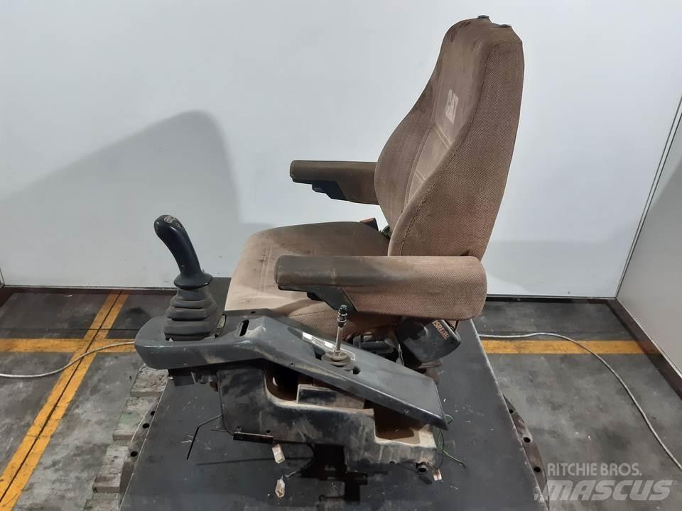 CAT M312 Кабина