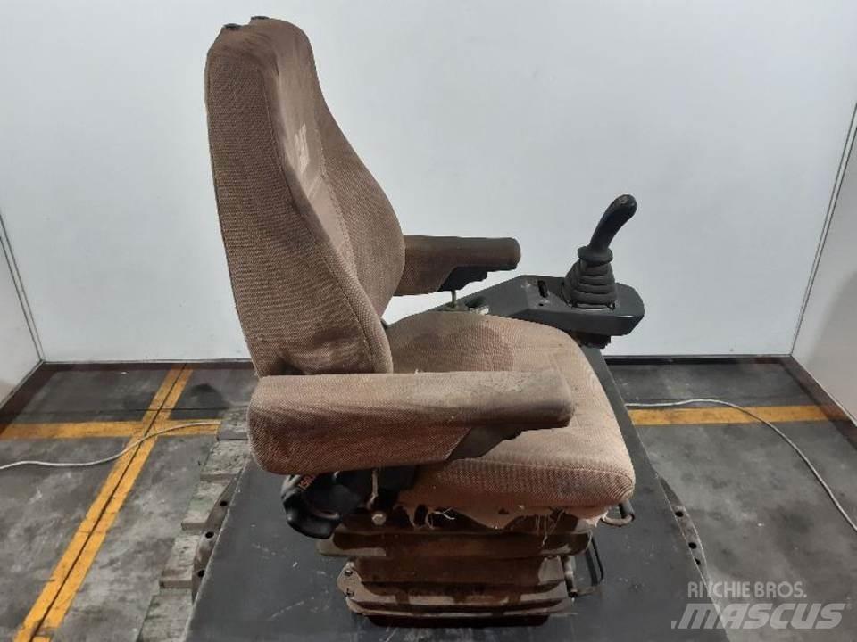 CAT M312 Кабина