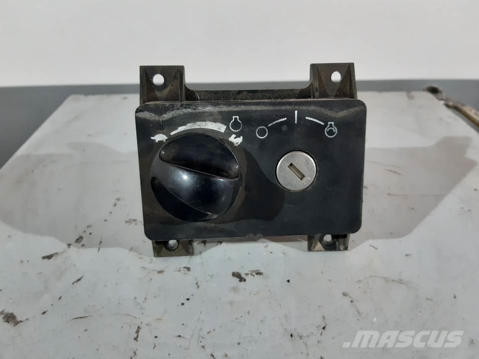 CAT M313C Кабина