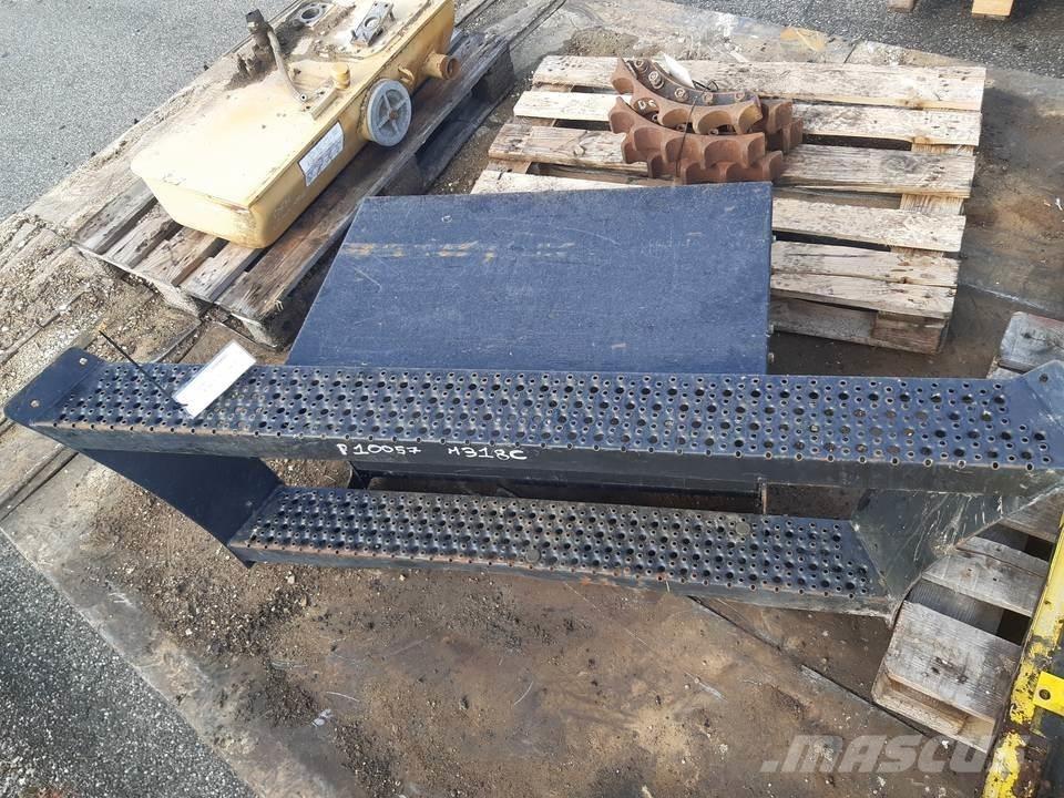 CAT M318C Кабина