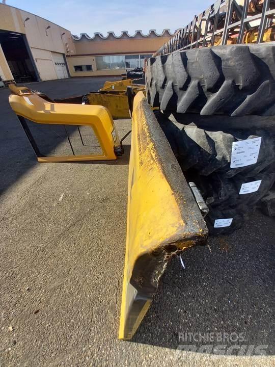 CAT M320F Кабина