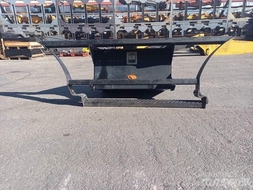 CAT M320F Кабина