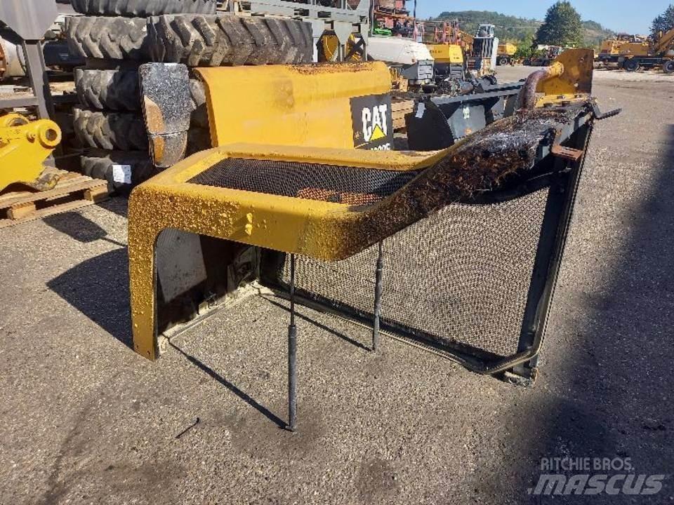 CAT M320F Кабина