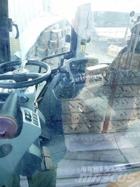 CAT 432 F2 Товарач със заден ексватор
