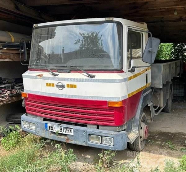 Nissan L351 Камиони с кран с кука