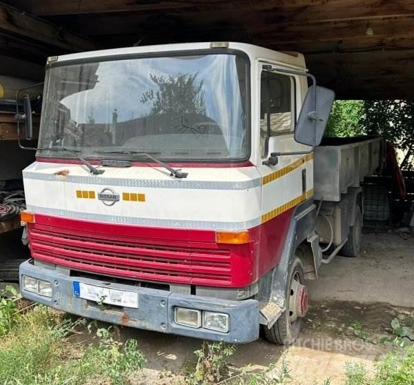 Nissan L351 Камиони с кран с кука