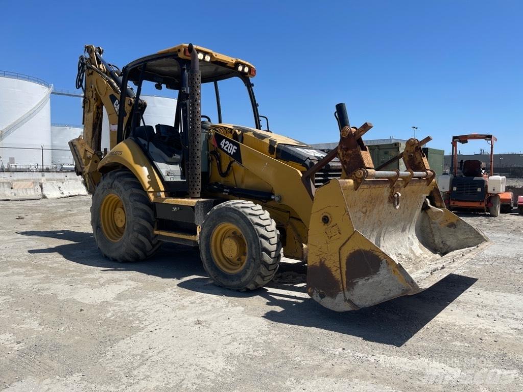 CAT 420 F Товарач със заден ексватор