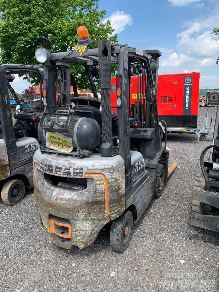 Nissan P1D1A18LQ Камиони с АГУ