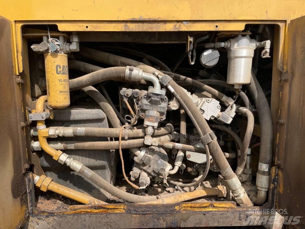 CAT AP555F Машини за асфалт