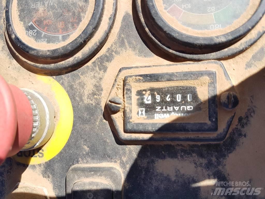 Volvo PT 125 Пневматични гумени  ролки
