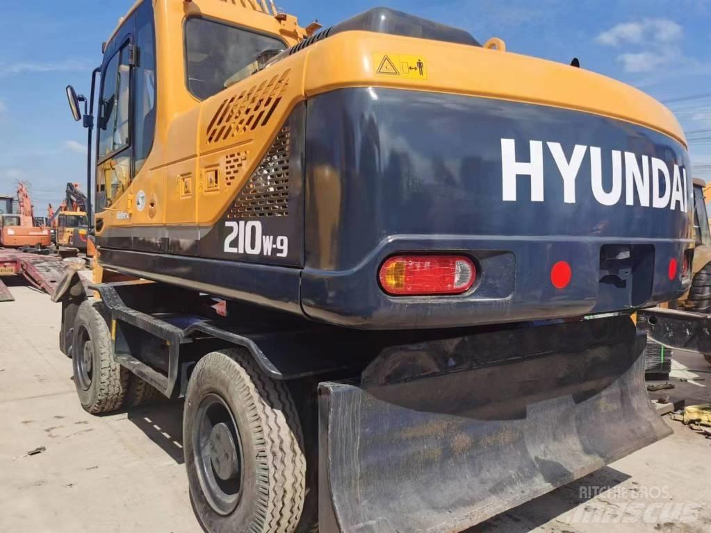 Hyundai R210W-9 Колесни екскаватори