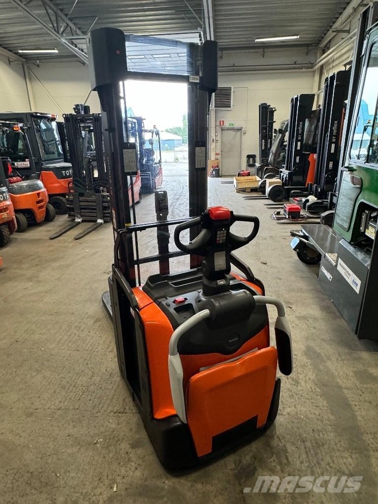 Toyota SPE160L Колички високоповдигачи с теглич