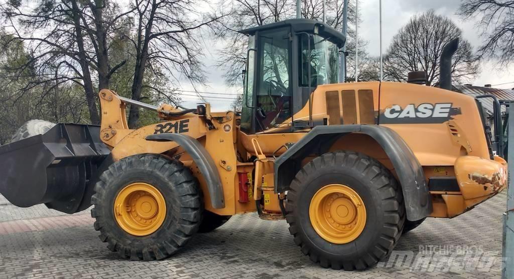 CASE 821 E Колесни товарачи