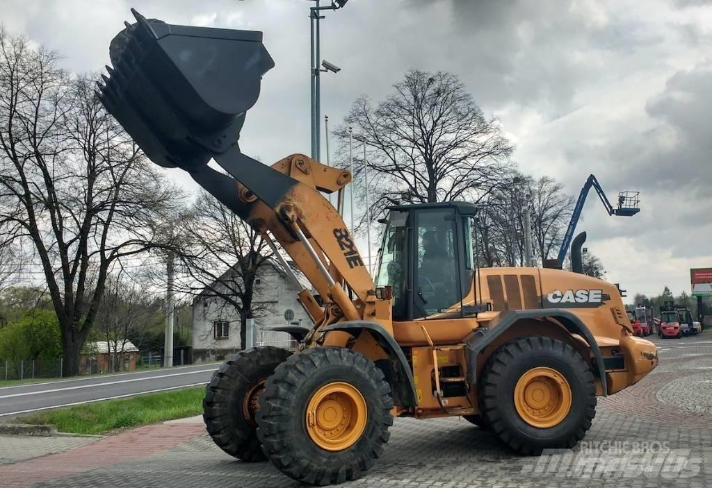 CASE 821 E Колесни товарачи