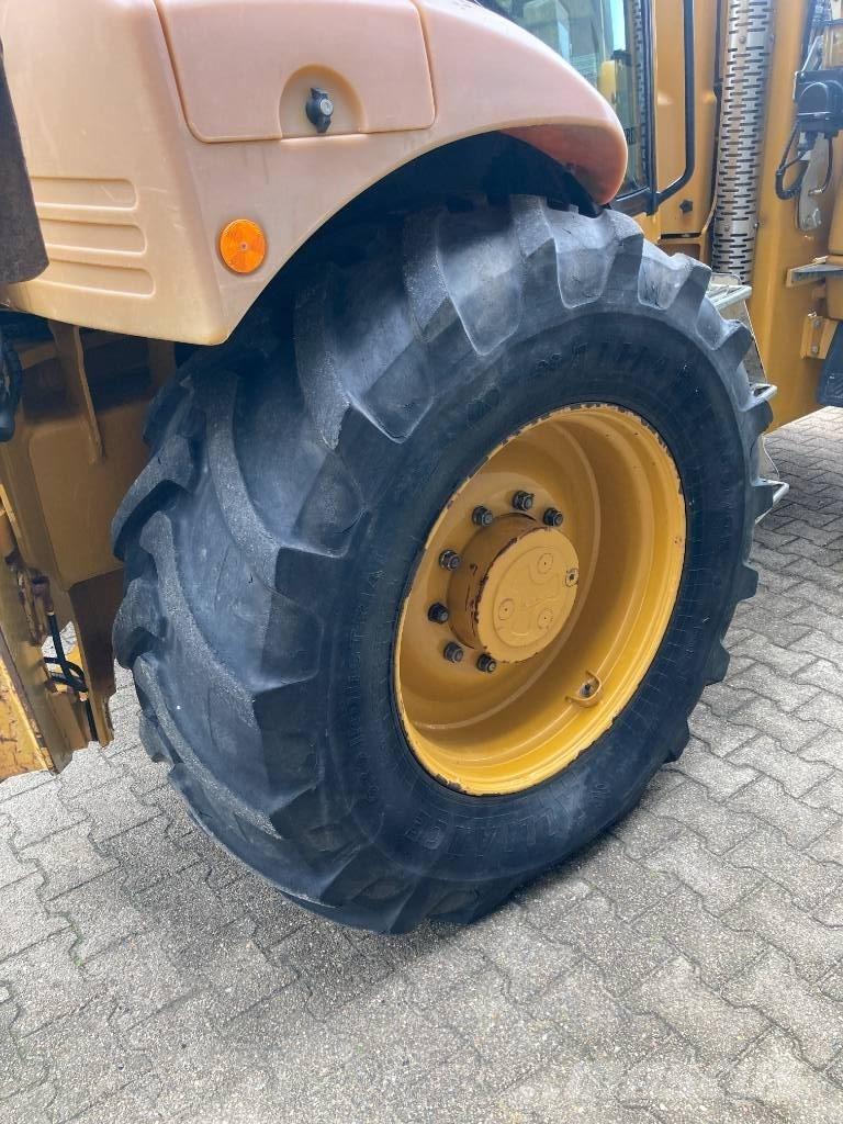 Hydrema 906E Товарач със заден ексватор