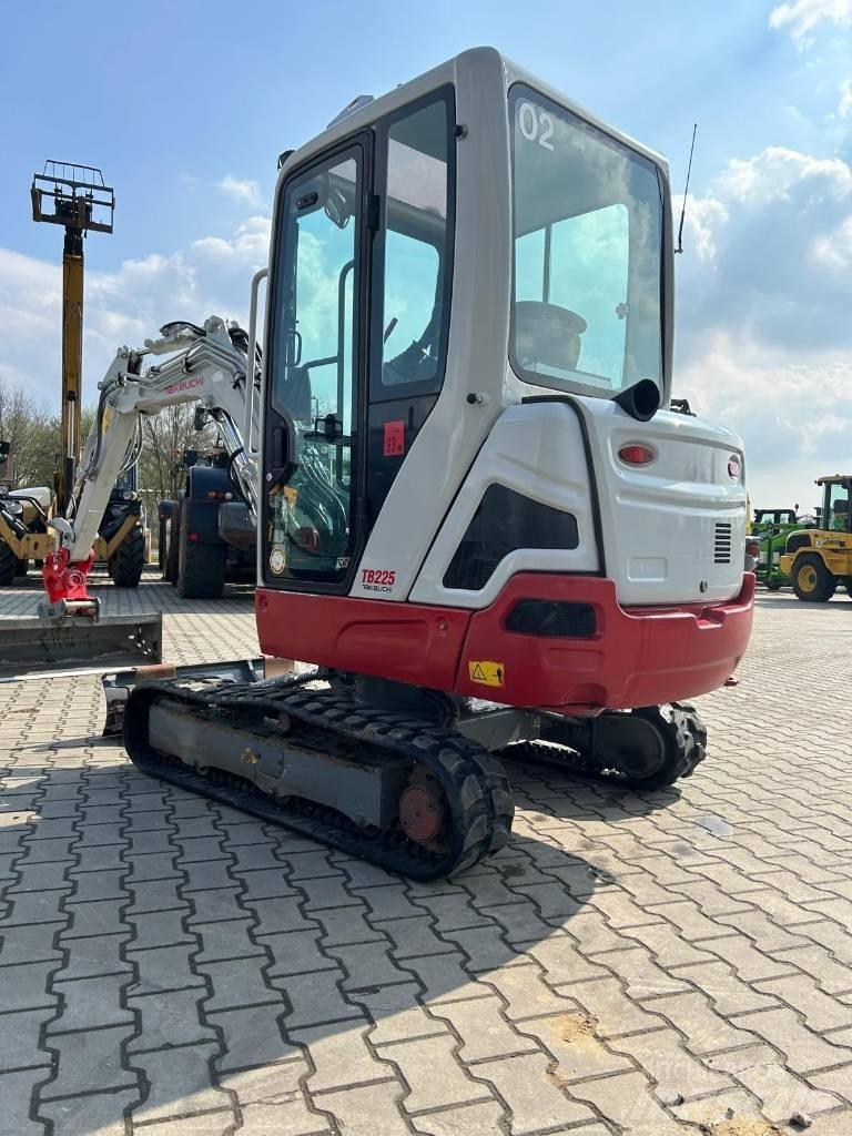 Takeuchi TB 225 Мини екскаватори < 7 т