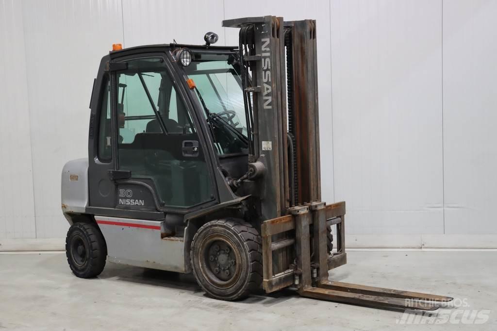 Nissan FGD02A30Q Дизелови камиони