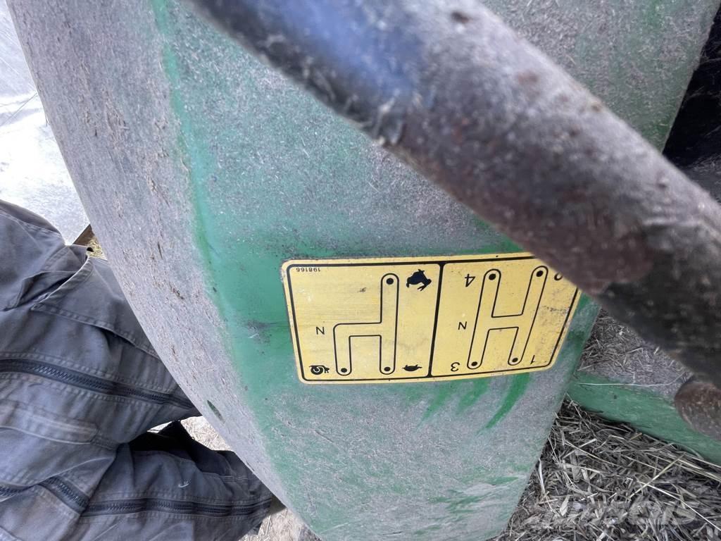 John Deere 5215 Трактори