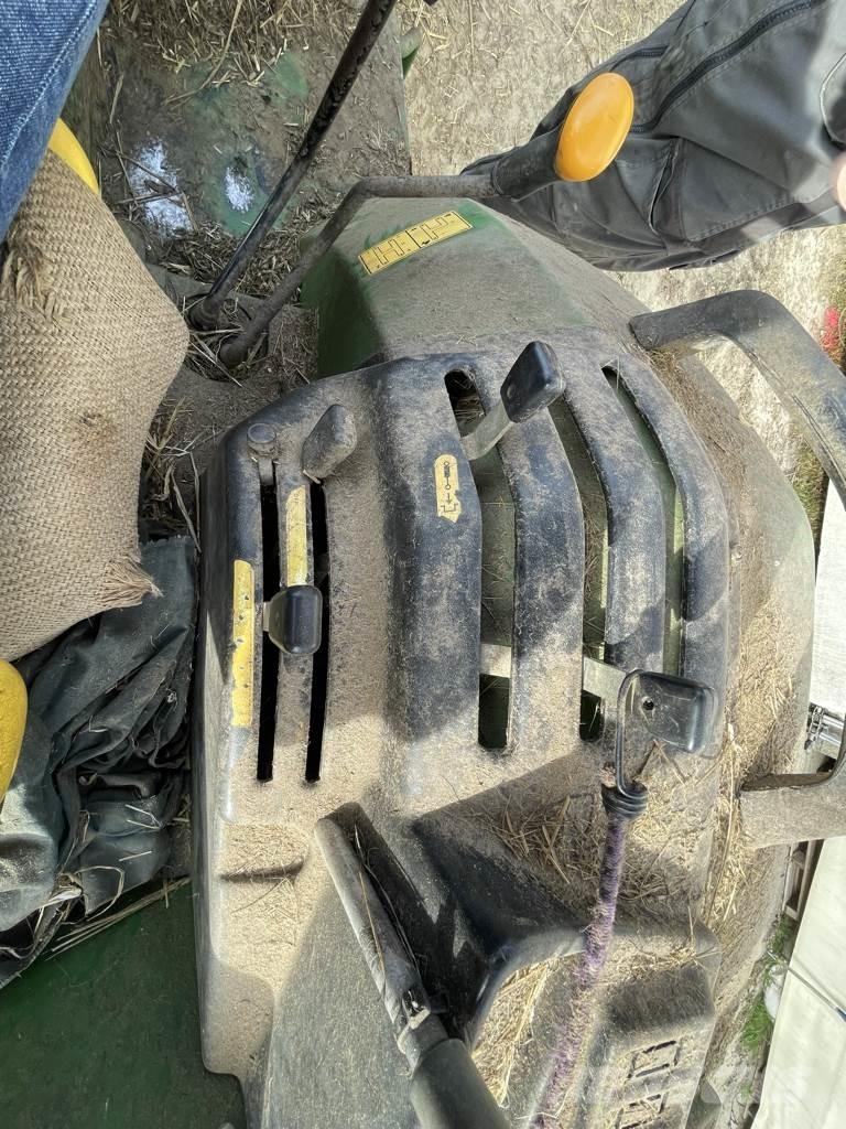 John Deere 5215 Трактори