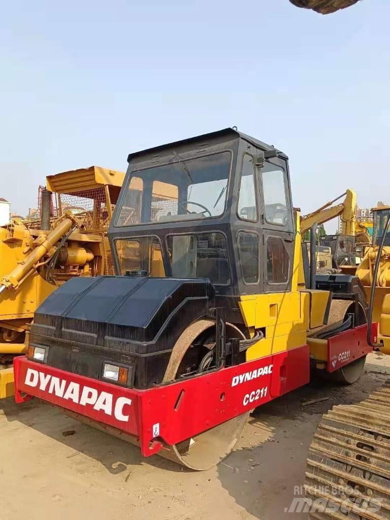 Dynapac CC 211 Двойни барабанни ролки
