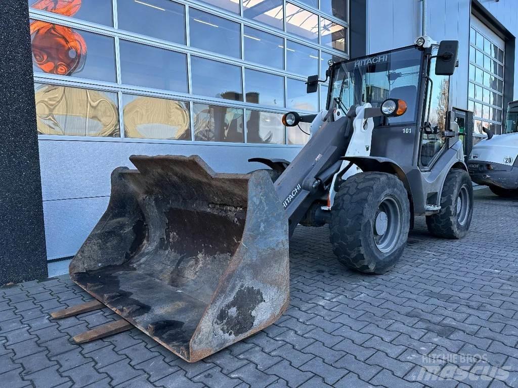 Hitachi ZW75 Колесни товарачи