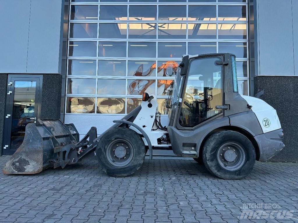 Hitachi ZW75 Колесни товарачи