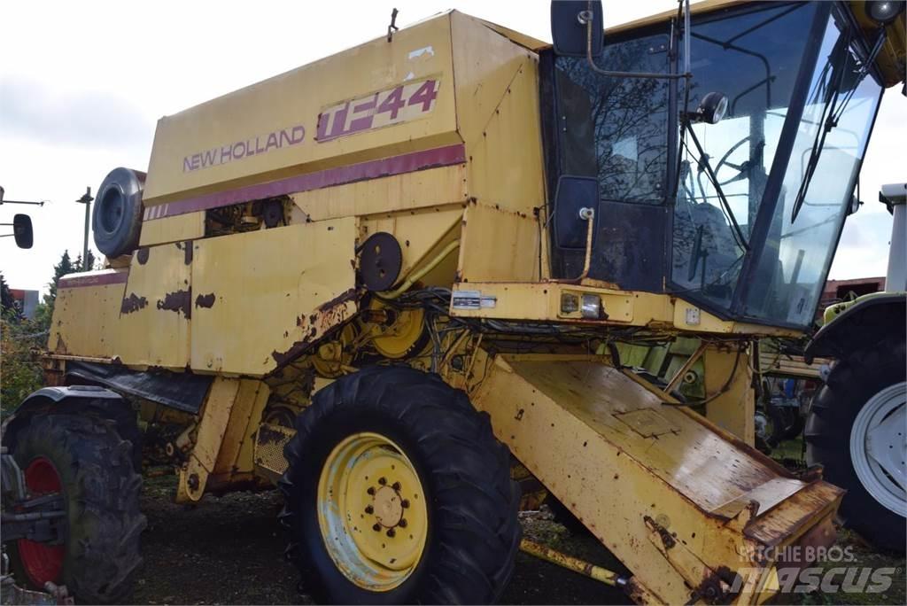 New Holland TF 44 Комбайни