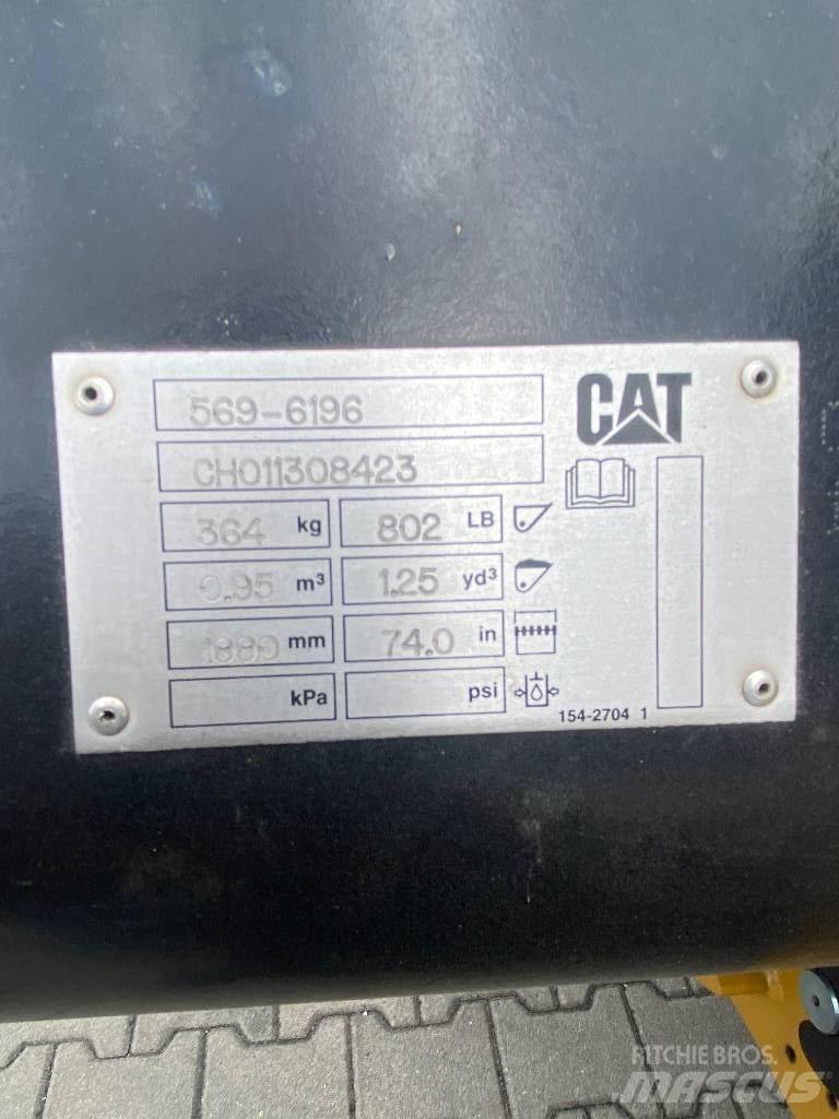 CAT 906 Колесни товарачи