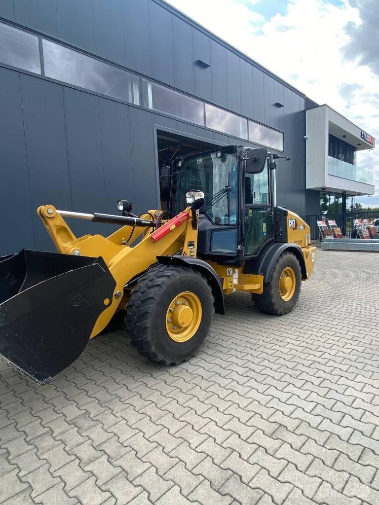 CAT 906 Колесни товарачи