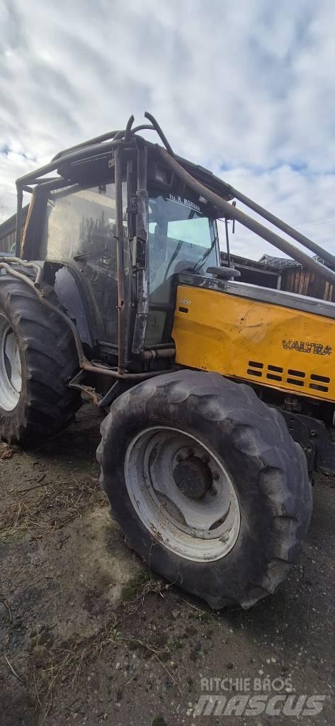 Valtra 6850 Трактори