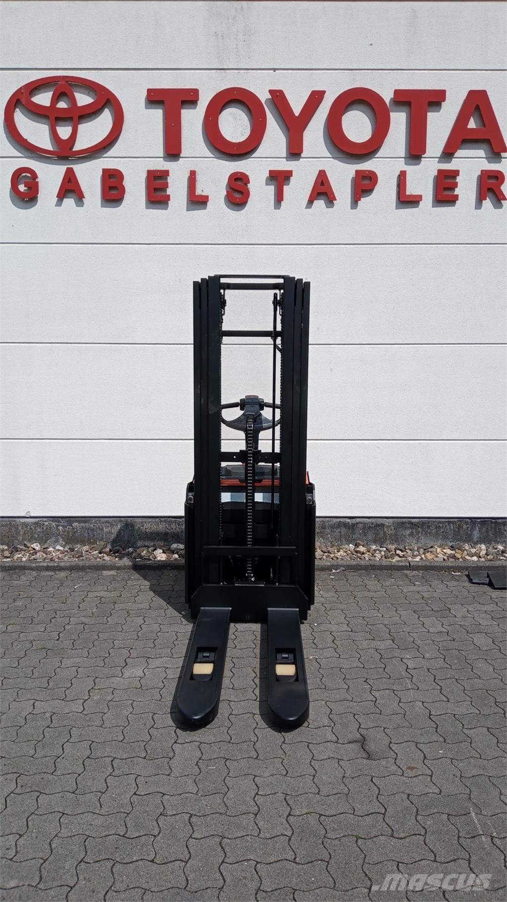 Toyota SWE140L Самоходни товарачи