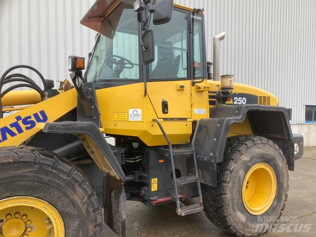 Komatsu WA 250 Колесни товарачи