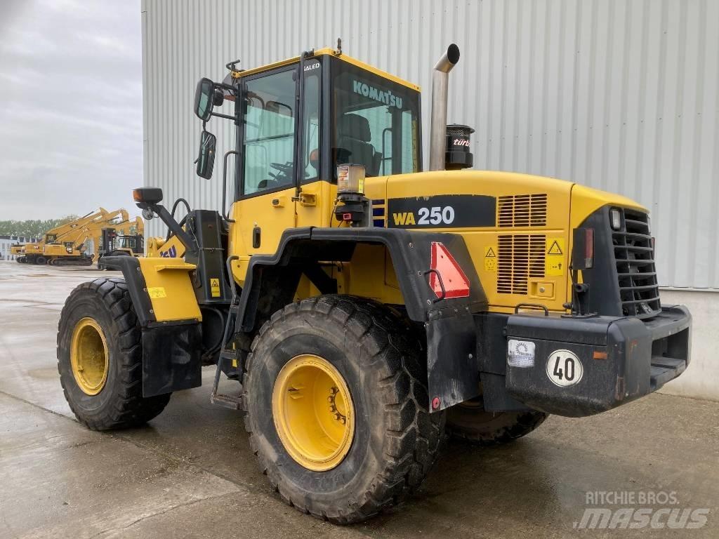 Komatsu WA 250 Колесни товарачи