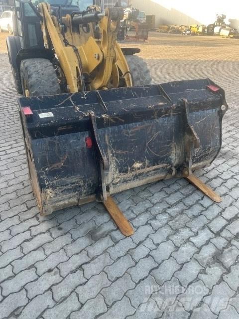 CAT 906 Колесни товарачи