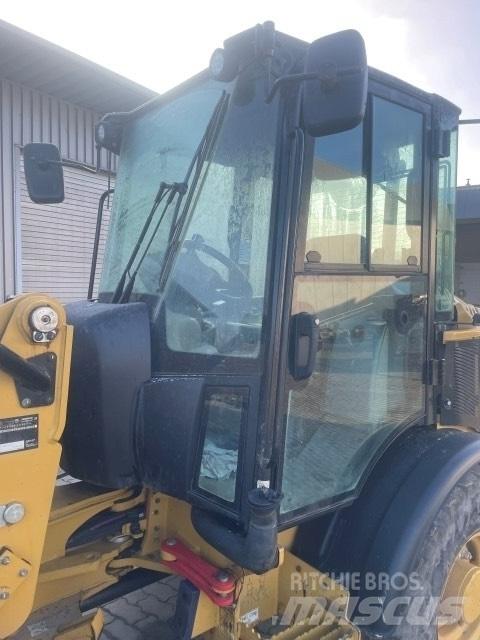 CAT 906 Колесни товарачи