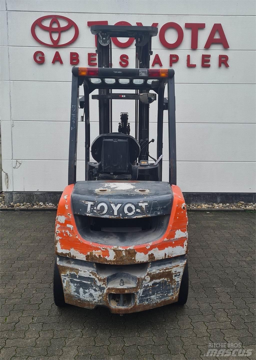 Toyota 02-8FDF30 Дизелови камиони