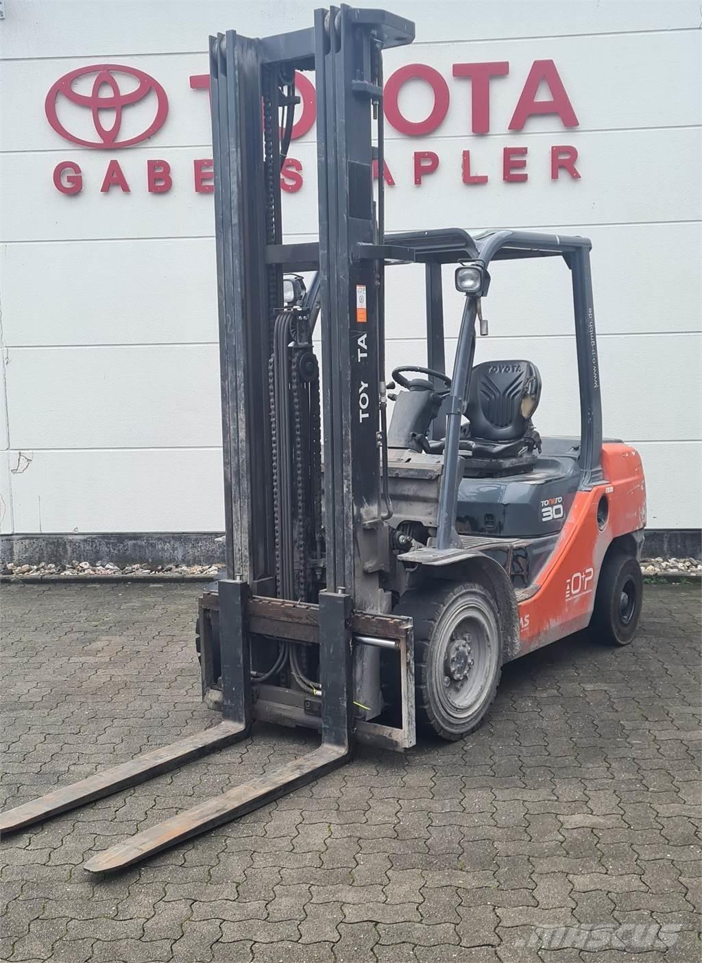 Toyota 02-8FDF30 Дизелови камиони