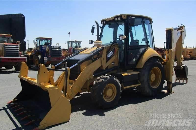 CAT 428F Товарач със заден ексватор