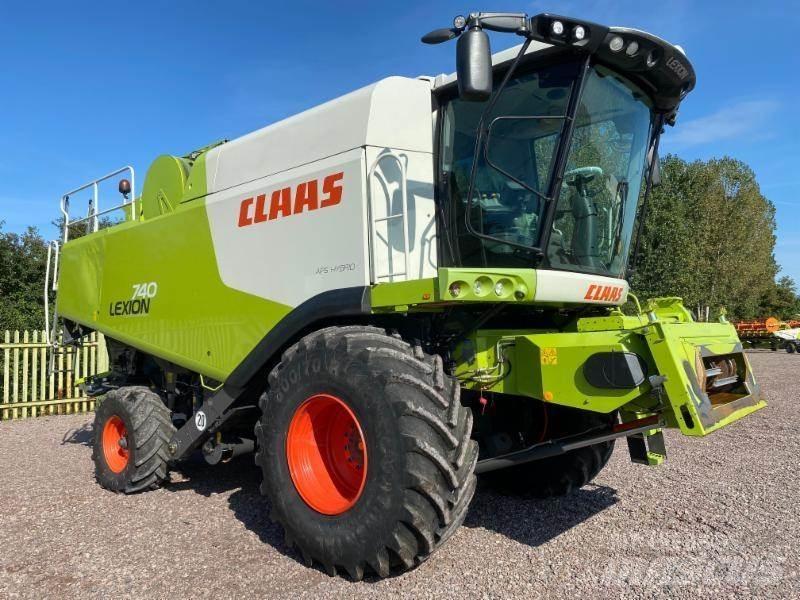CLAAS LEXION 740 Комбайни