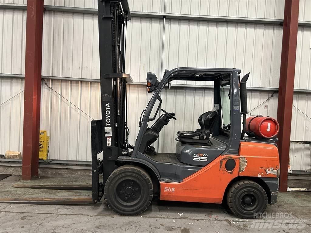 Toyota 02-8FGJF35 Камиони с АГУ