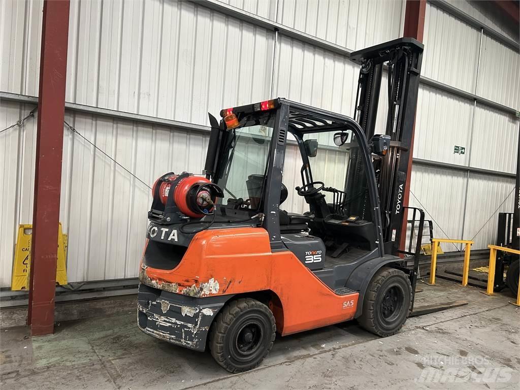 Toyota 02-8FGJF35 Камиони с АГУ