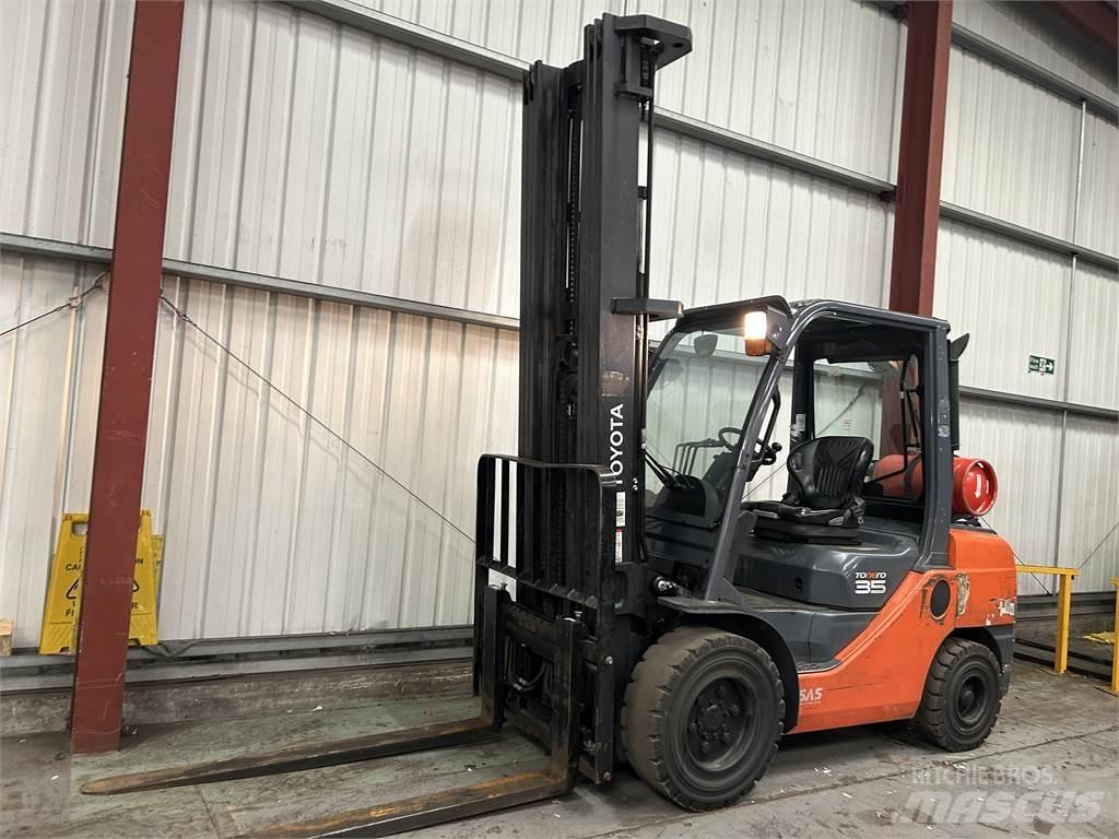 Toyota 02-8FGJF35 Камиони с АГУ