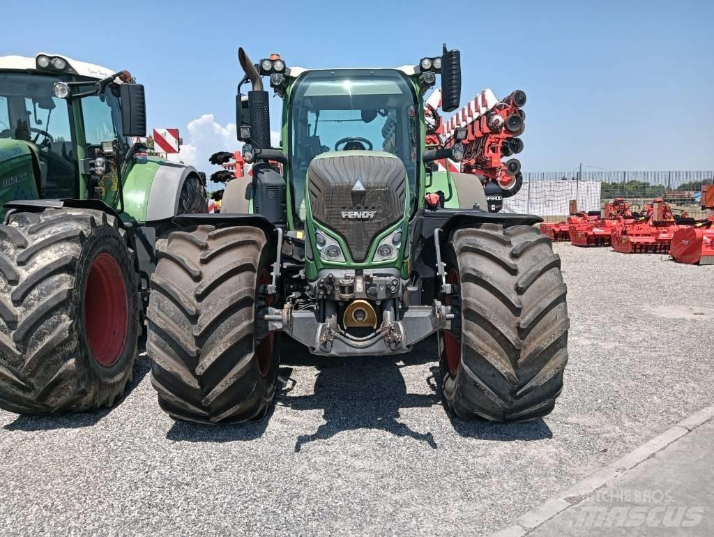 Fendt 718 Vario Трактори
