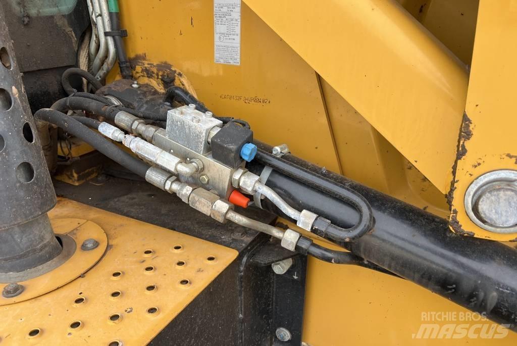 CAT 432 F2 Товарач със заден ексватор