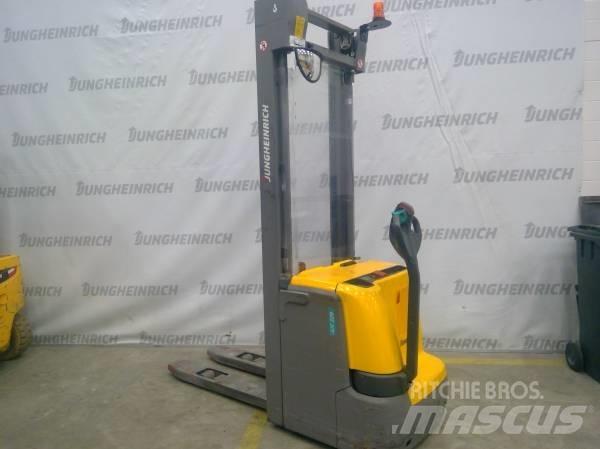 Jungheinrich EJC 220 Колички високоповдигачи с теглич