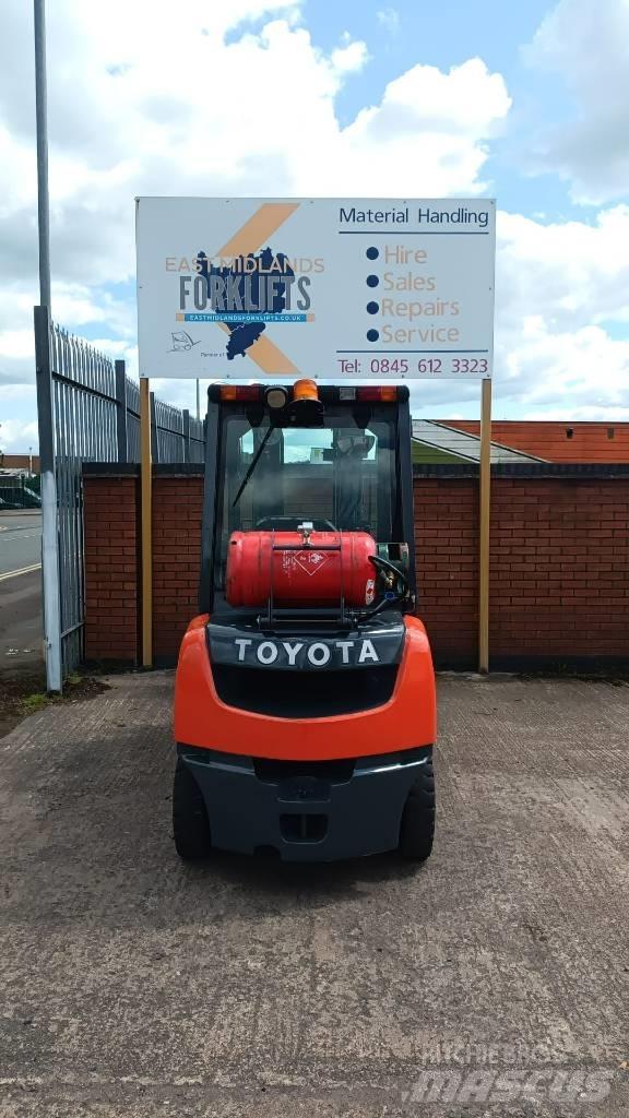 Toyota 02-8 FGF25 Камиони с АГУ