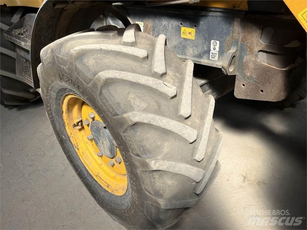 Fermec 860 Товарач със заден ексватор