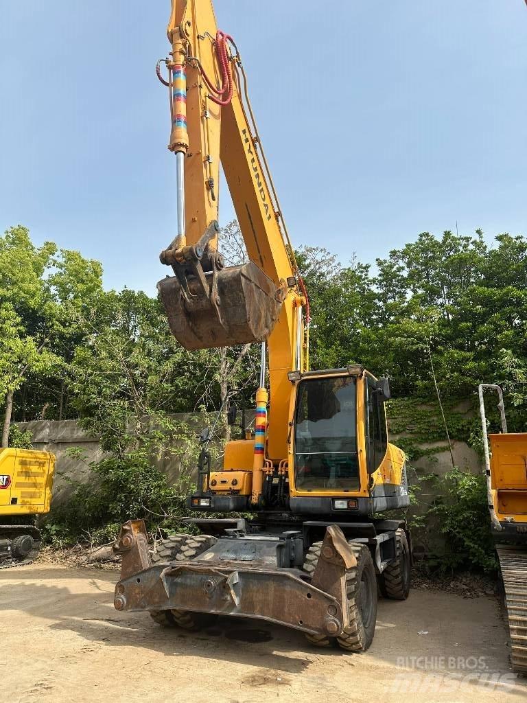 Hyundai R210W-9 Колесни екскаватори