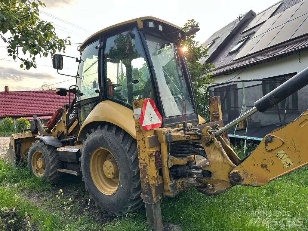 CAT 428 F Товарач със заден ексватор