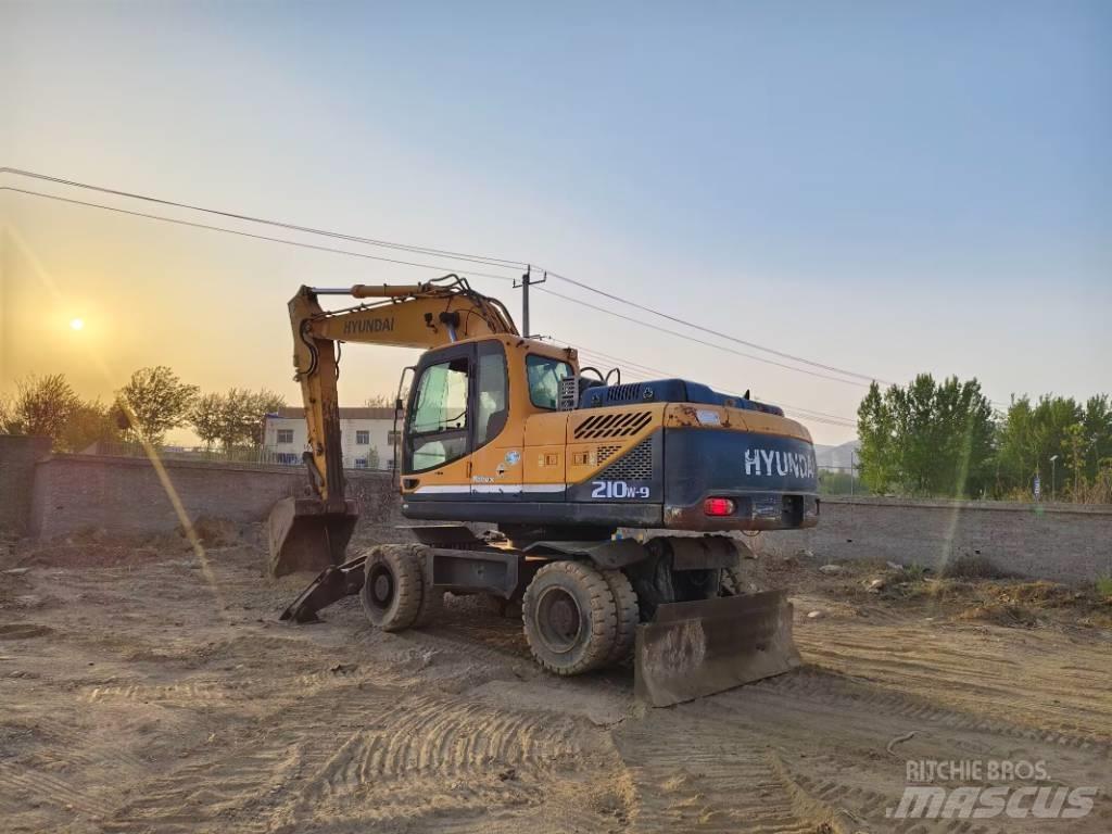 Hyundai R210W-9 Колесни екскаватори